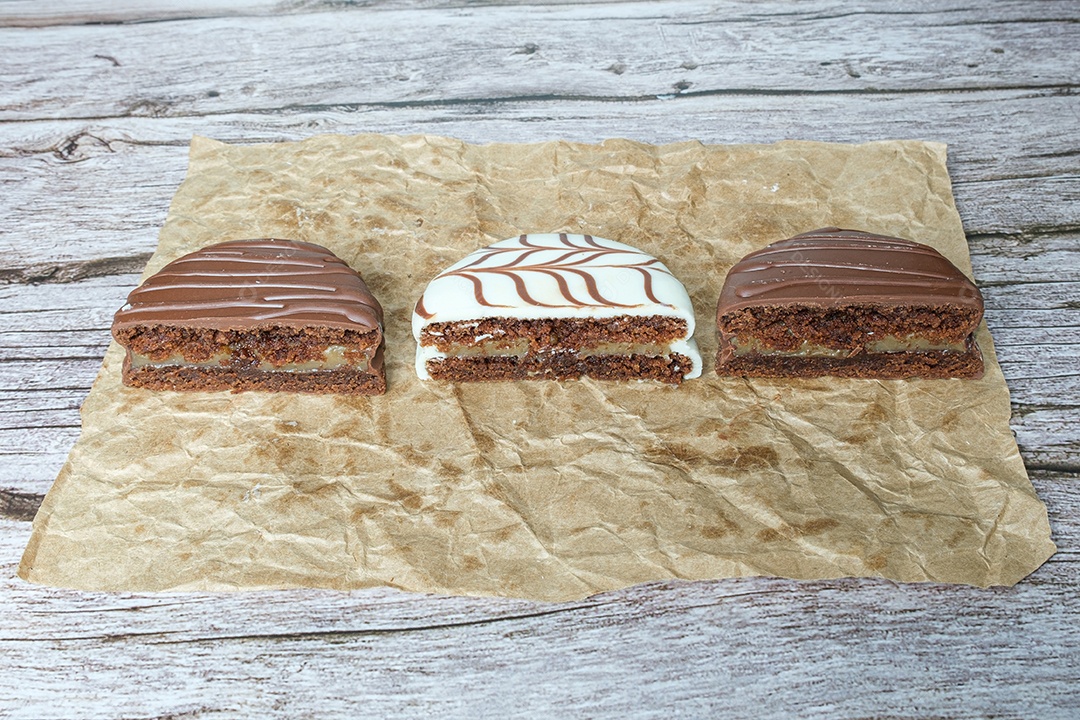 Três metades de bolo de mel brasileiro.