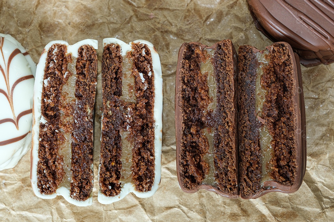 Detalhe de textura de bolos de mel brasileiros cortados ao meio