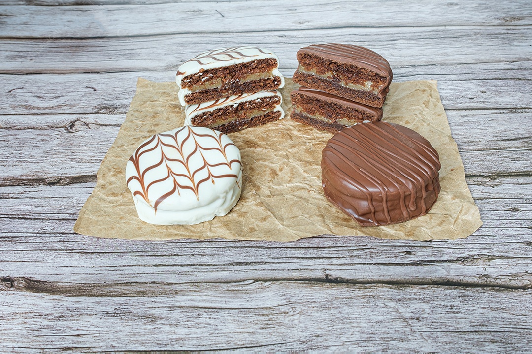 Em primeiro plano, bolos de mel brasileiros.