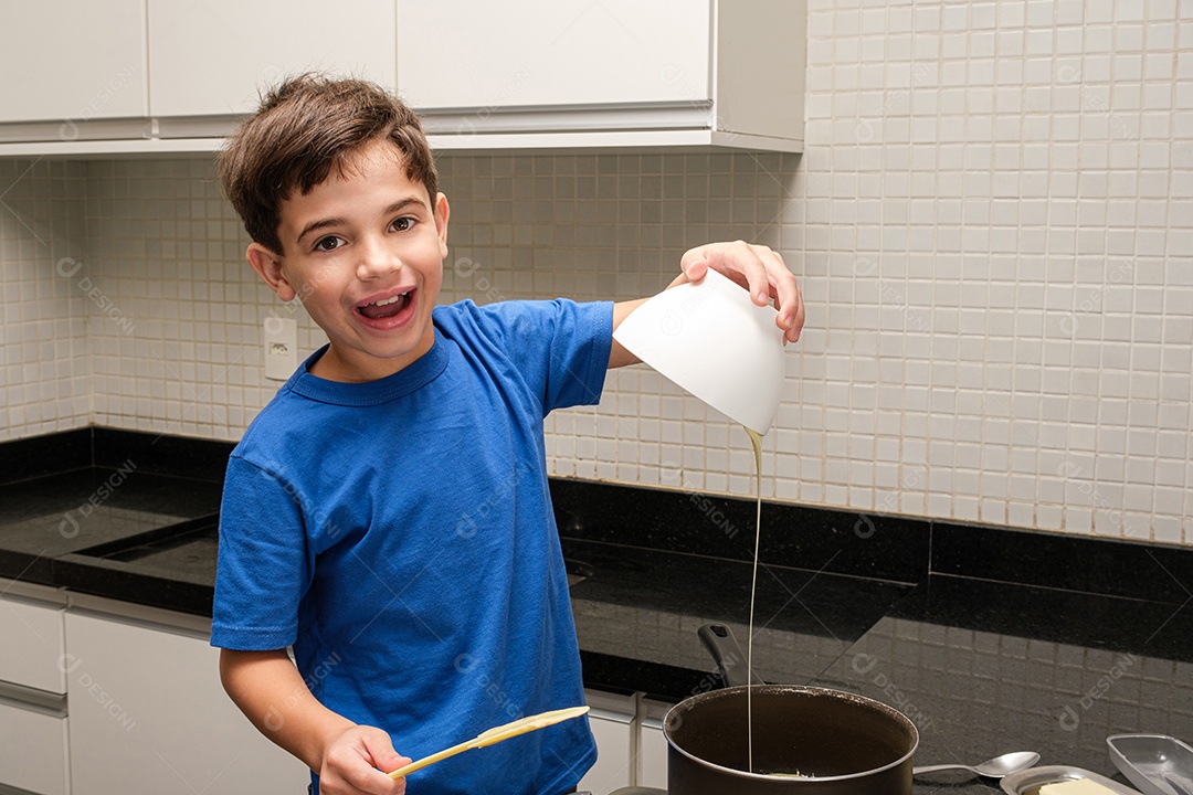 Criança de 8 Anos na Cozinha Sorrindo e Colocando Leite Condensado na Panela