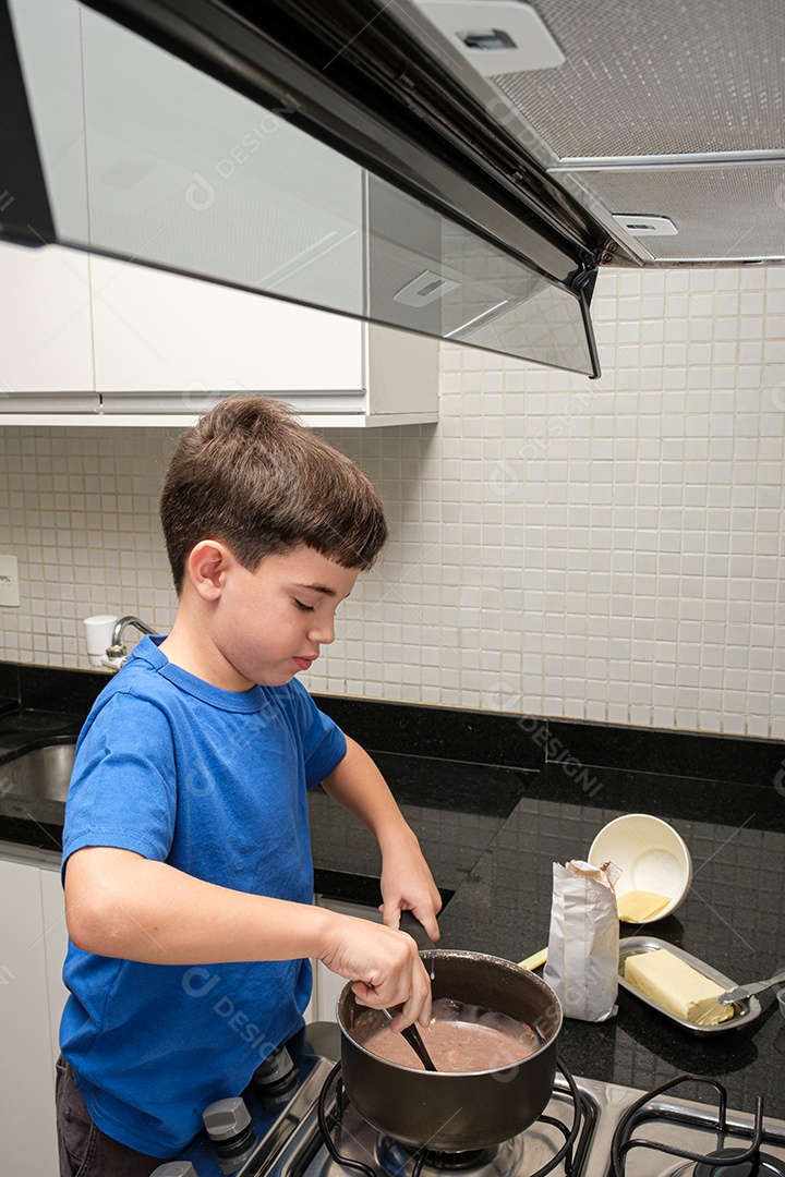 8 anos na cozinha fazendo um doce brasileiro, brigadeiro