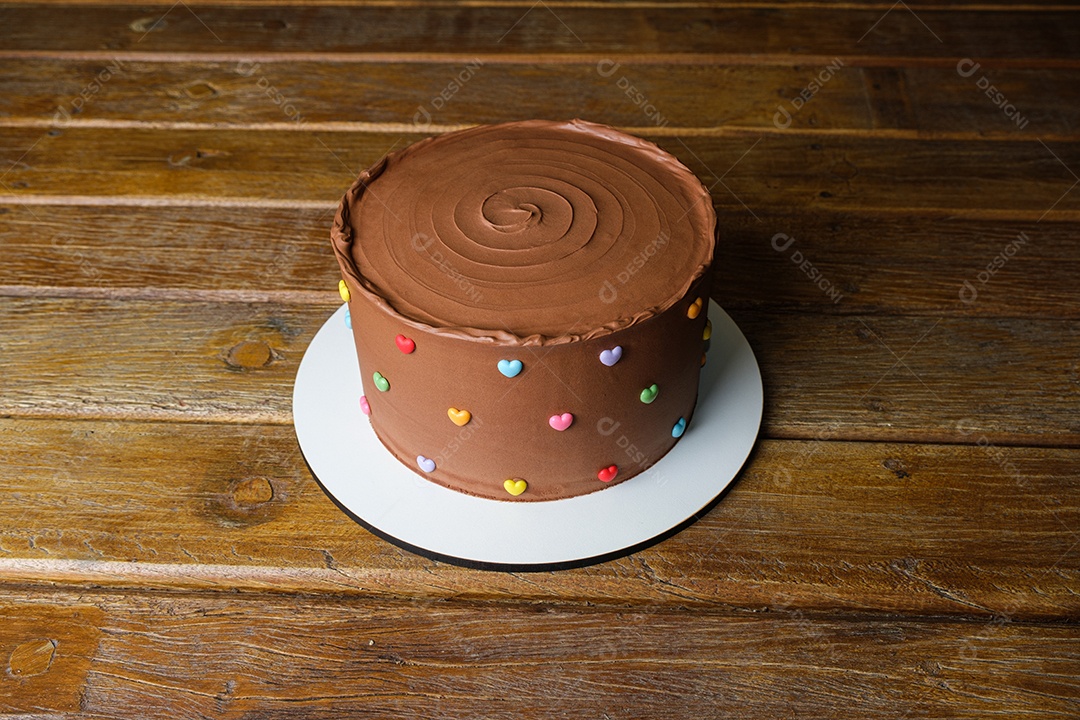 Detalhe de bolo de chocolate coberto com ganache de chocolate meio amargo