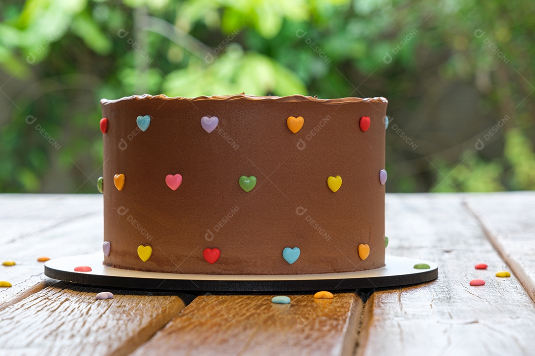 Detalhe de bolo de chocolate coberto com ganache de chocolate meio amargo