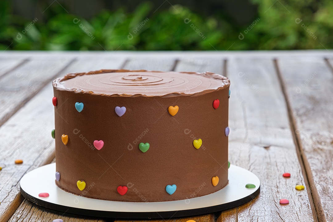 Detalhe de bolo de chocolate coberto com ganache de chocolate meio amargo