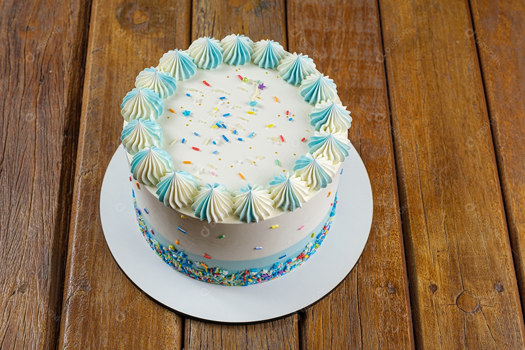 Bolo de baunilha com cobertura de creme de manteiga