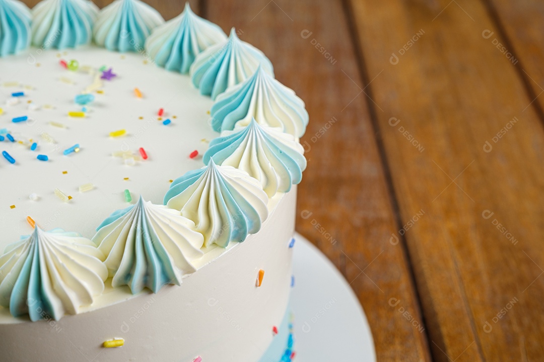 Bolo de baunilha com cobertura de creme de manteiga