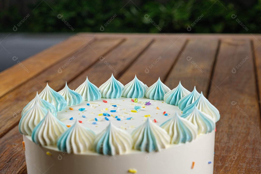 Bolo de baunilha com cobertura de creme de manteiga