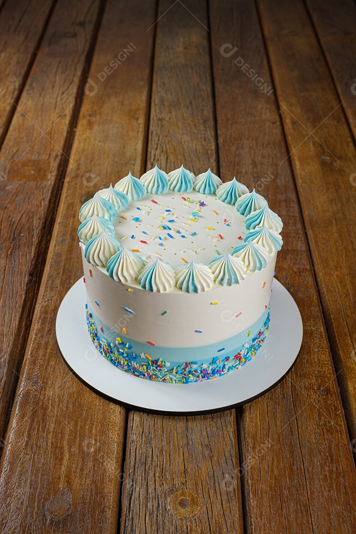 Bolo de baunilha com cobertura de creme de manteiga