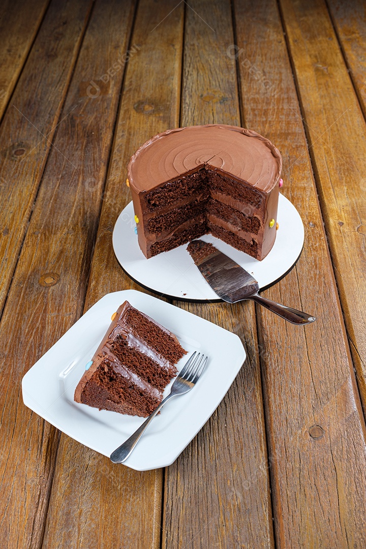Fatia de bolo de chocolate com recheio e ganache de chocolate meio amargo