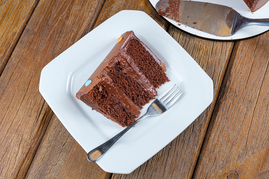 Fatia de bolo de chocolate com recheio e ganache de chocolate meio amargo