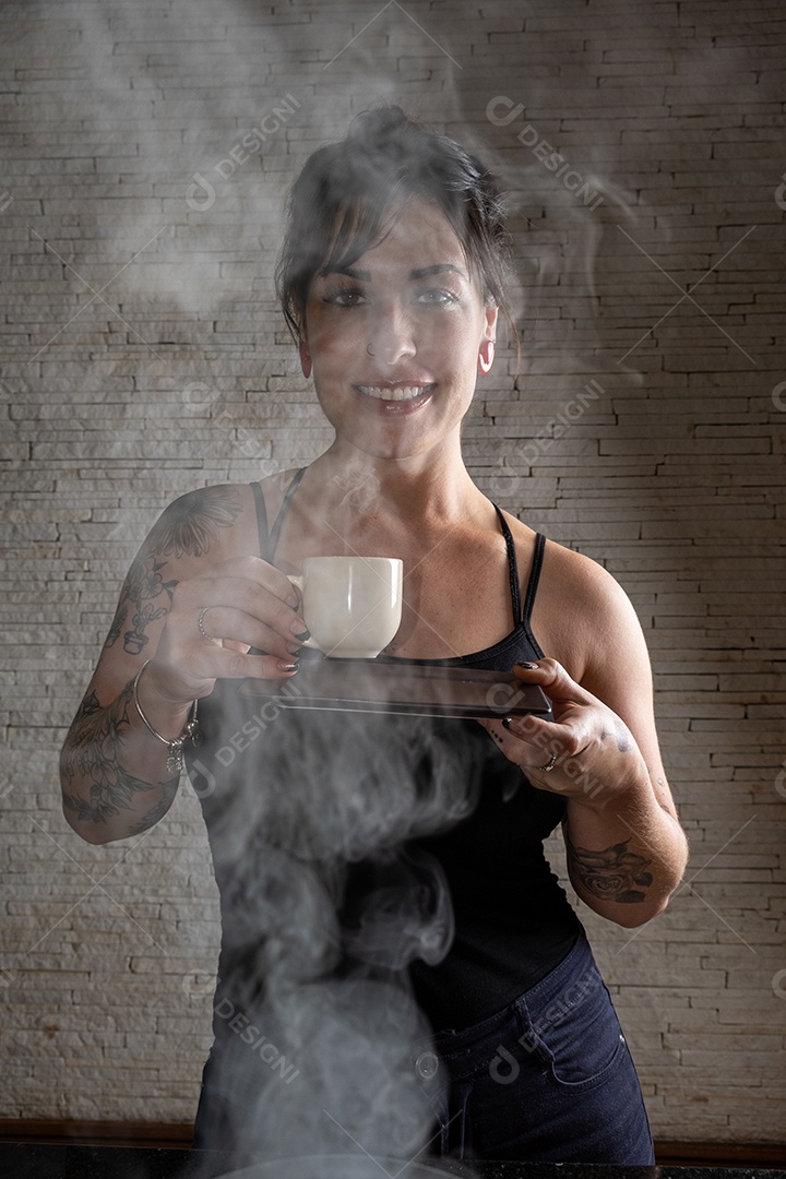Brasileira tatuada e sorridente, segurando uma xícara de café