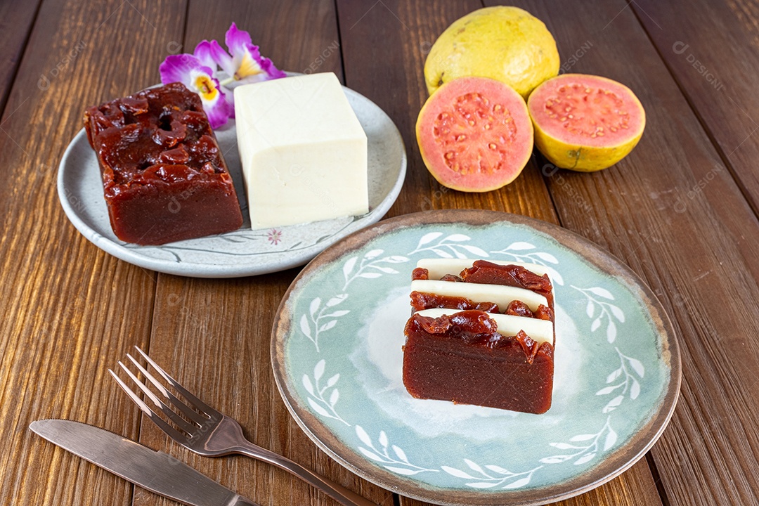 Fatias de doce de goiaba e requeijão ao lado de uma faca de cobre