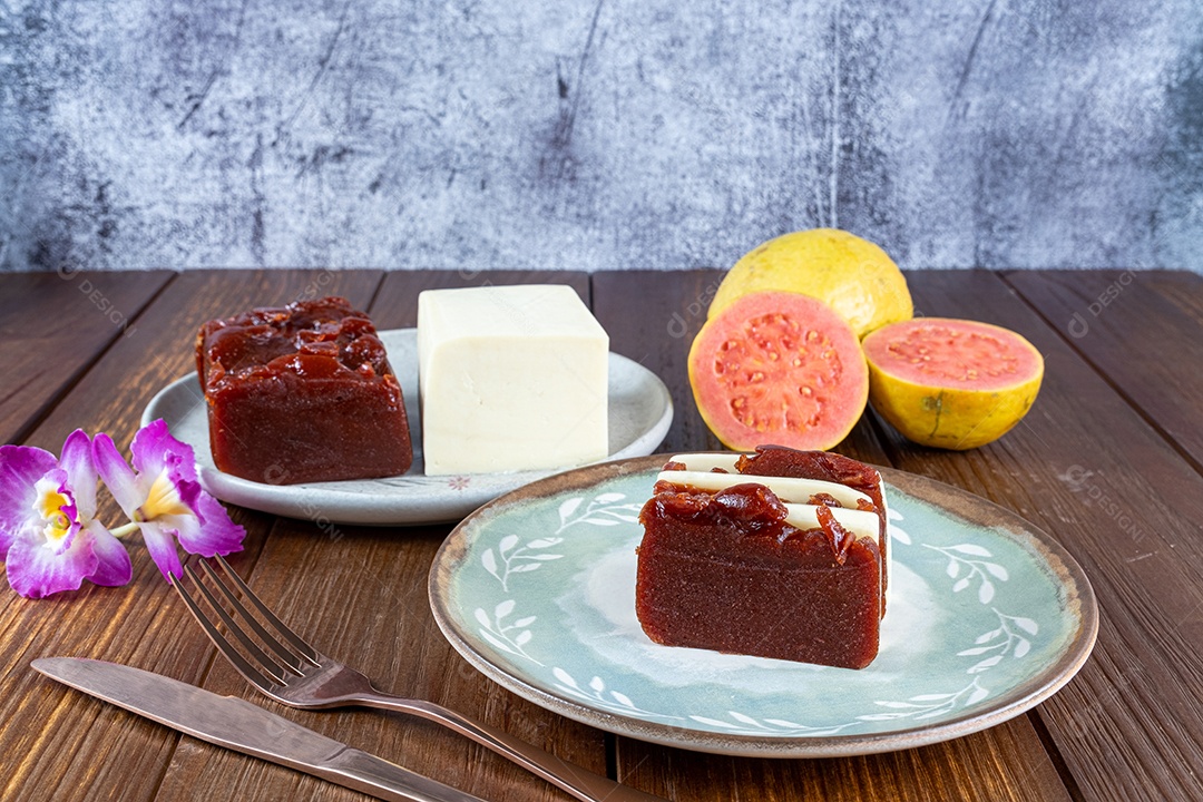 Fatias de doce de goiaba e requeijão ao lado de uma flor