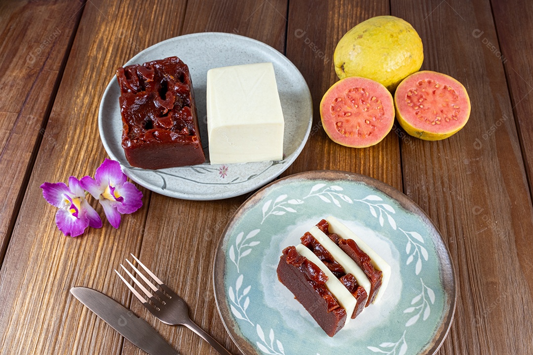Fatias de doce de goiaba e requeijão ao lado de uma flor
