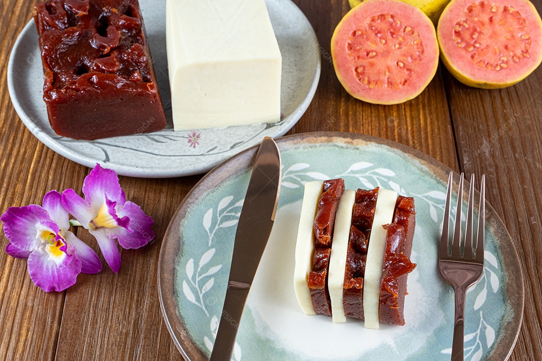 Fatias de doce de goiaba e requeijão ao lado de uma faca de cobre