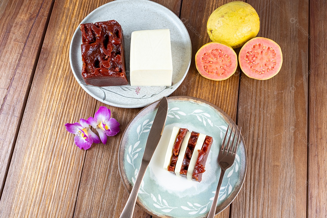 Fatias de doce de goiaba e requeijão ao lado de uma faca de cobre
