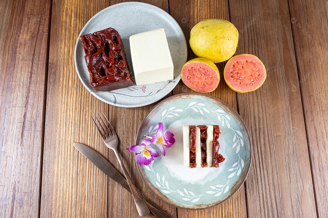 Fatias de doce de goiaba e requeijão ao lado de uma faca de cobre