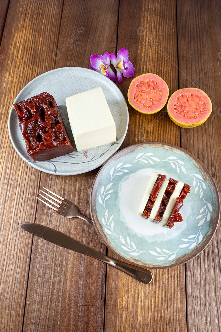 Fatias de doce de goiaba e requeijão ao lado de uma faca de cobre
