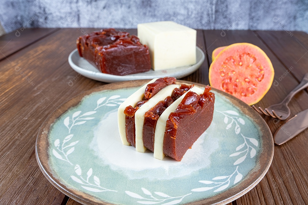 Fatias de doce de goiabada e requeijão. No fundo desfocado