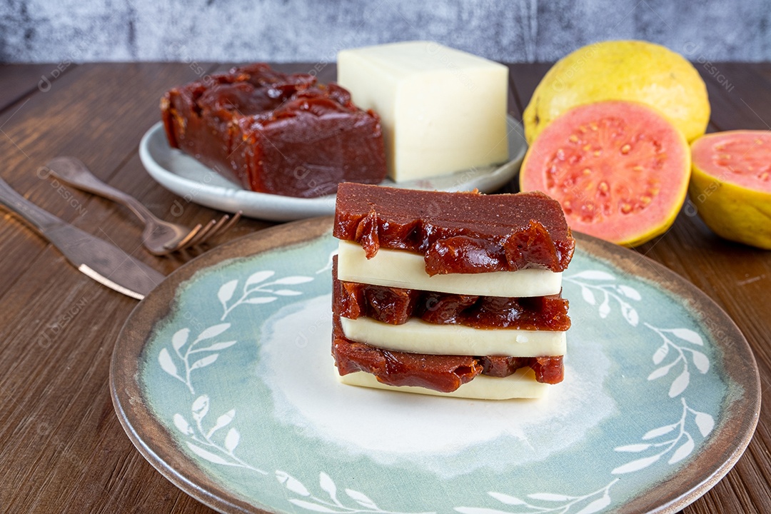 Fatias empilhadas de doce de goiaba e requeijão.