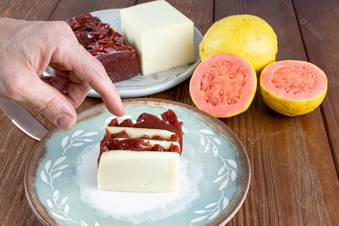 Homem Pegando Fatias Empilhadas de Doce de Goiaba e Requeijão