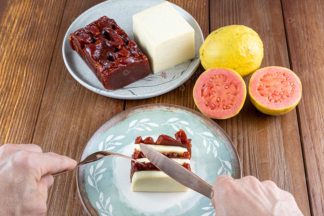 Homem preparado para cortar fatias de doce de goiaba e requeijão.