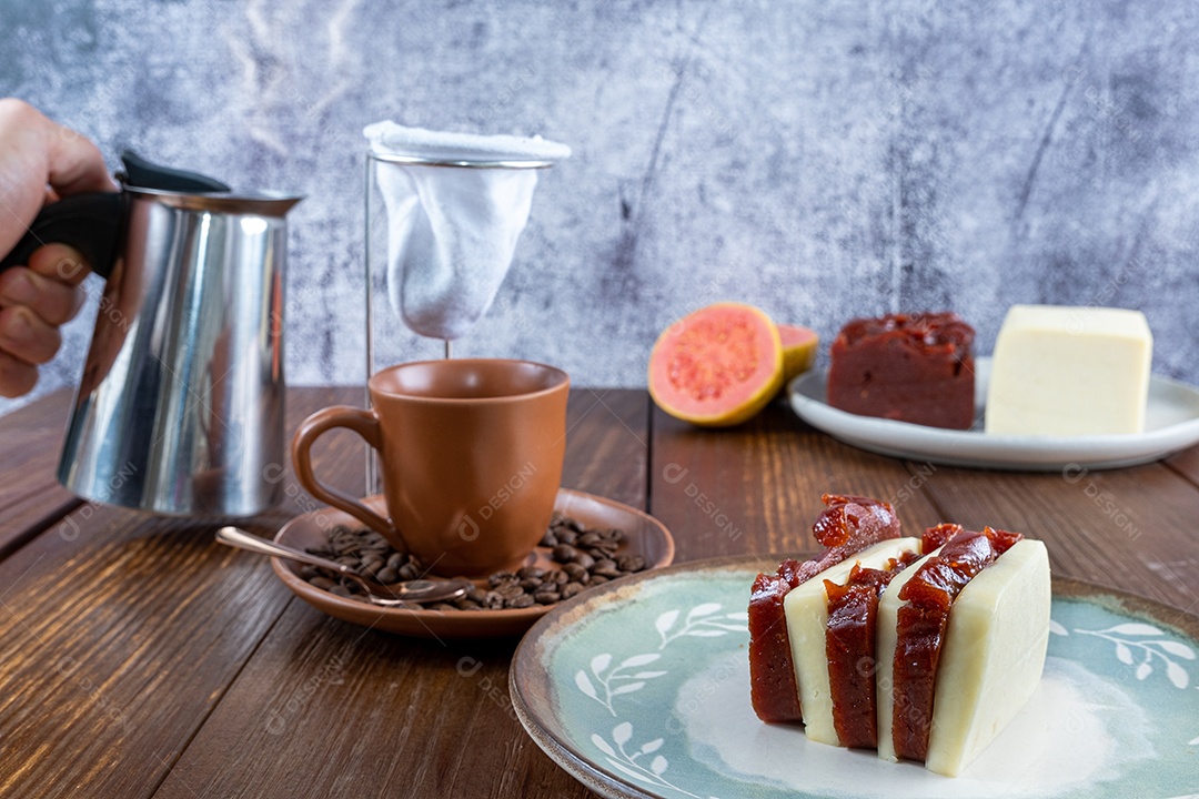 Closeup de fatias de goiaba doce e requeijão