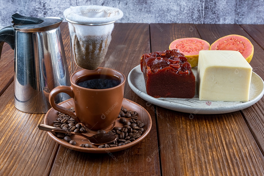 Doce de goiaba e requeijão ao lado de xícara, grãos e café de pano