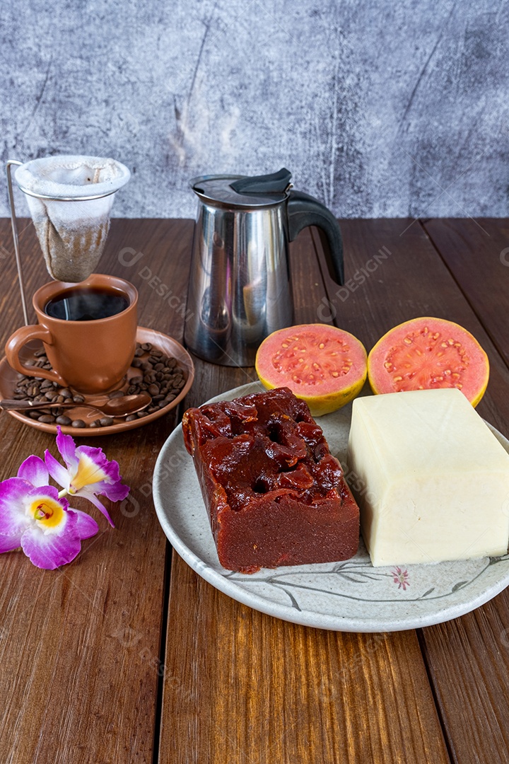 Doce de goiabada e requeijão ao lado de flor
