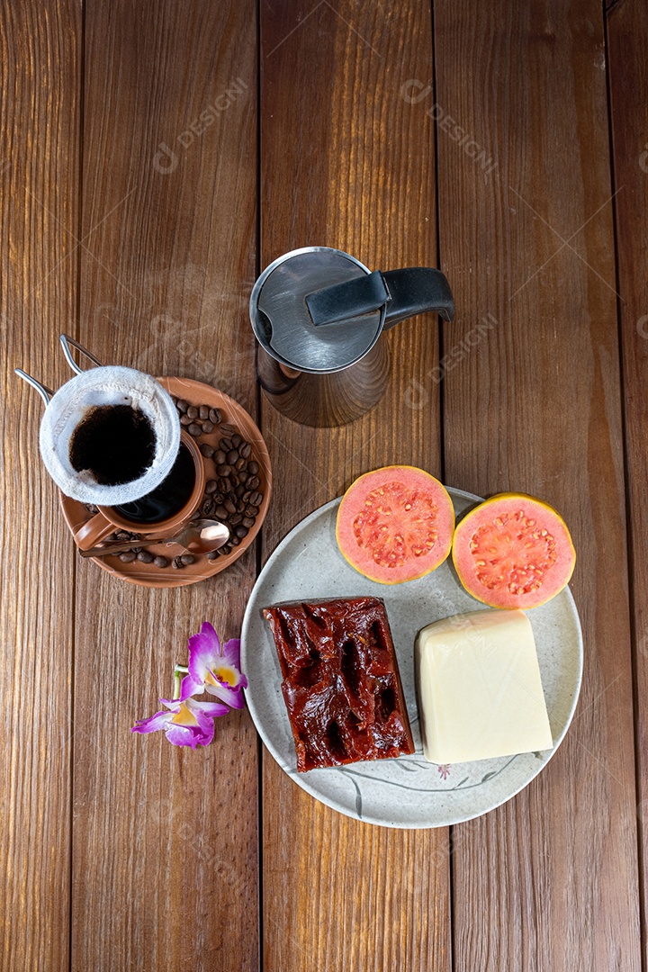 Doce de goiabada e requeijão ao lado de flor