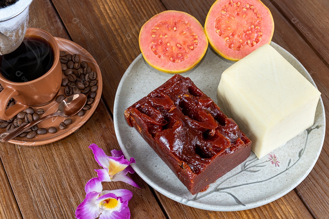 Doce de goiabada e requeijão ao lado de flor