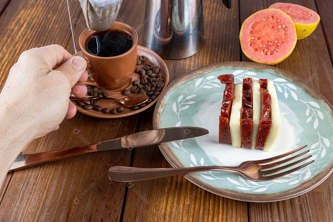 Doce de goiaba e requeijão. Homem tomando uma xícara de café