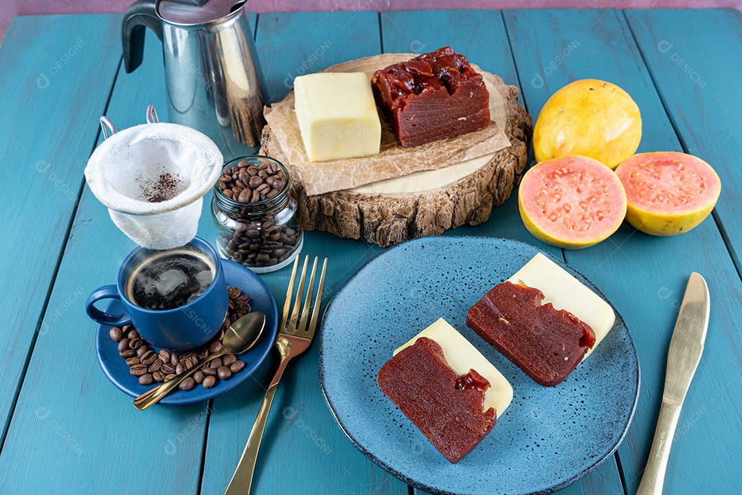 Doce de goiaba com queijo rodeado de xícara e grãos de café