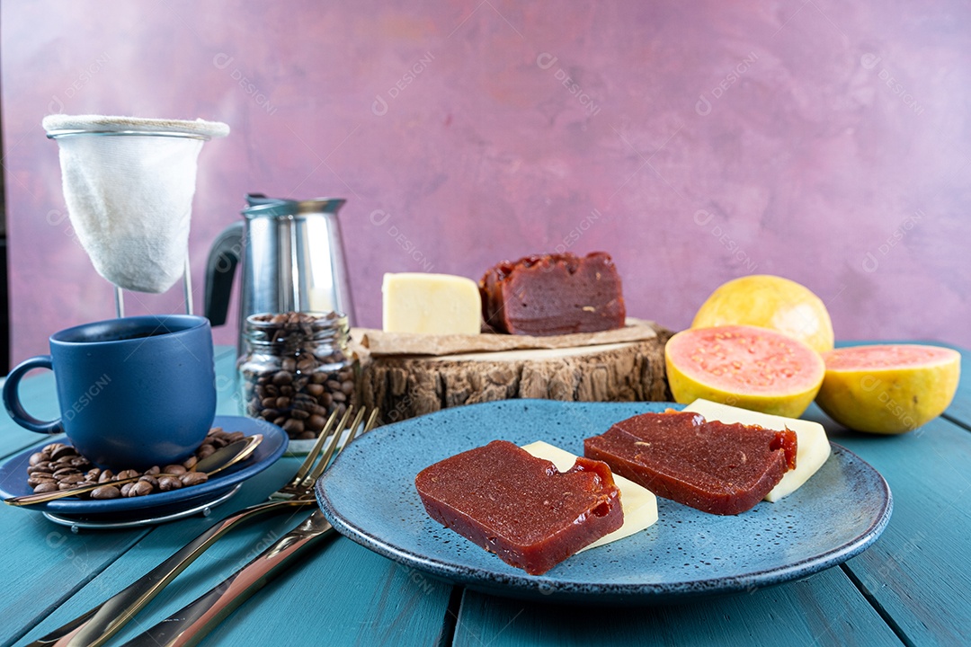 Doce de goiaba com queijo rodeado de xícara e grãos de café