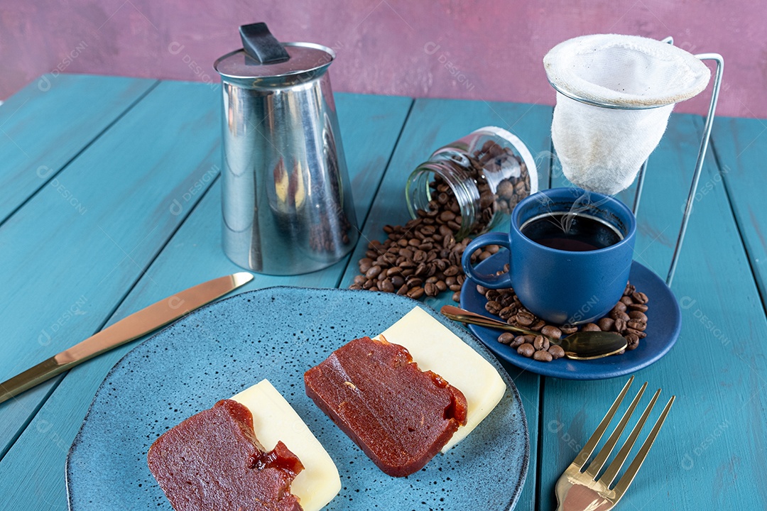 Aproximação de goiabada com queijo rodeado de talheres