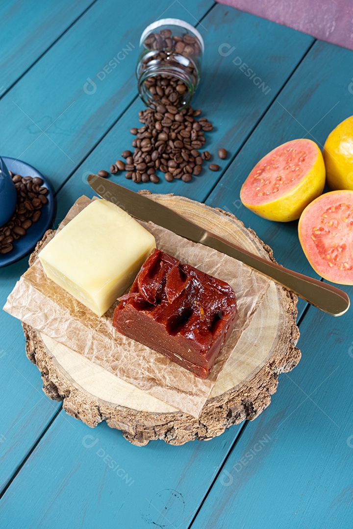 Doce de goiaba com queijo em uma tábua de madeira