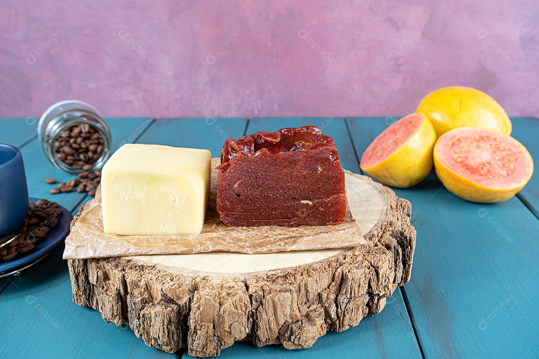 Detalhe de doce de goiaba com queijo em uma placa de madeira