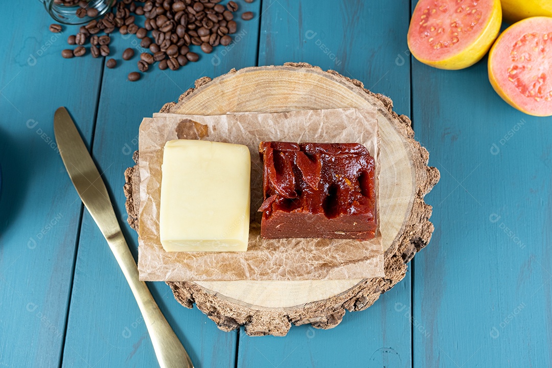 Detalhe de doce de goiaba com queijo em uma placa de madeira