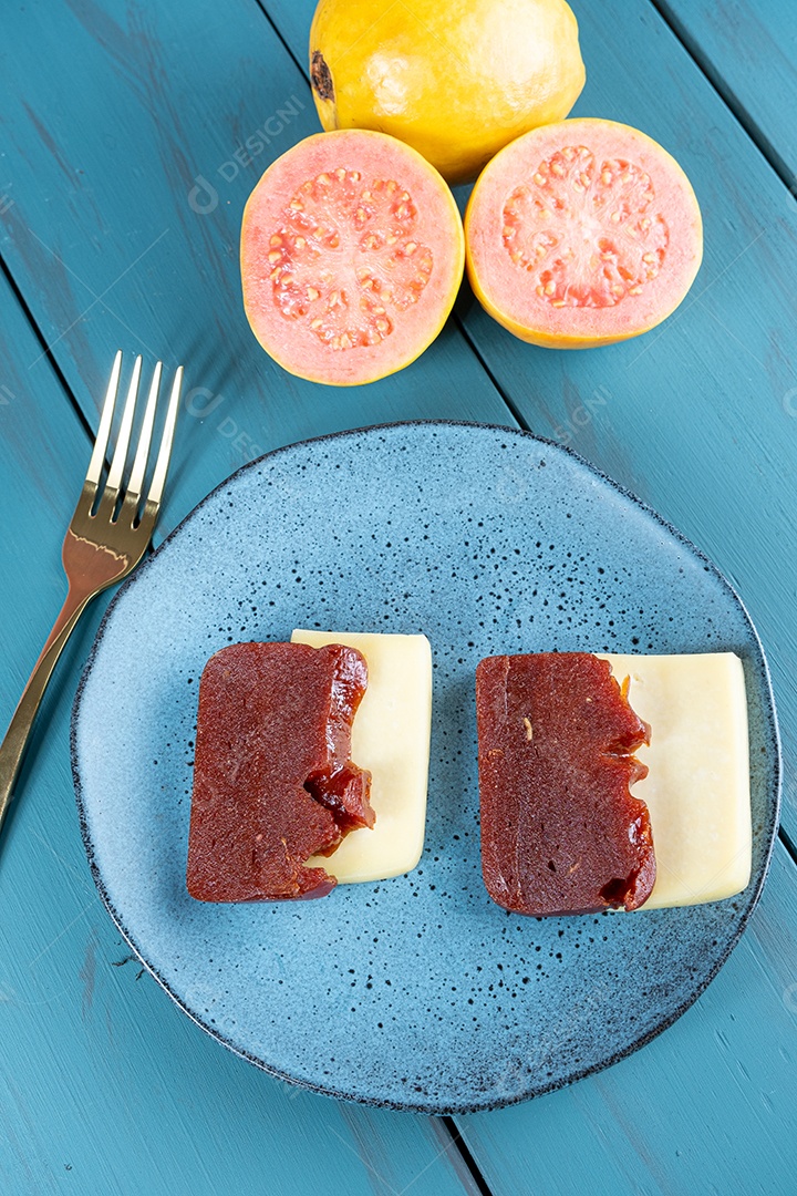 Fatias de goiabada e queijo em um prato