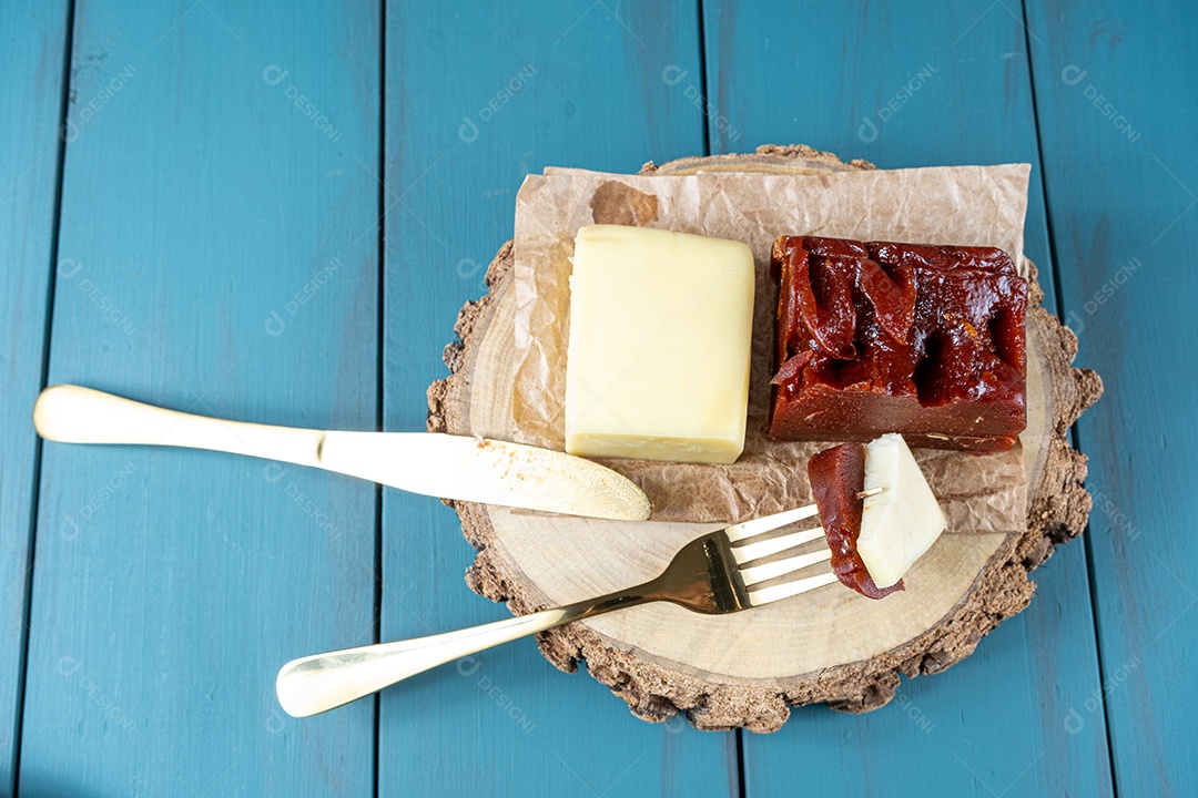 Garfo Dourado com Pedaços de Doce de Goiaba e Queijo