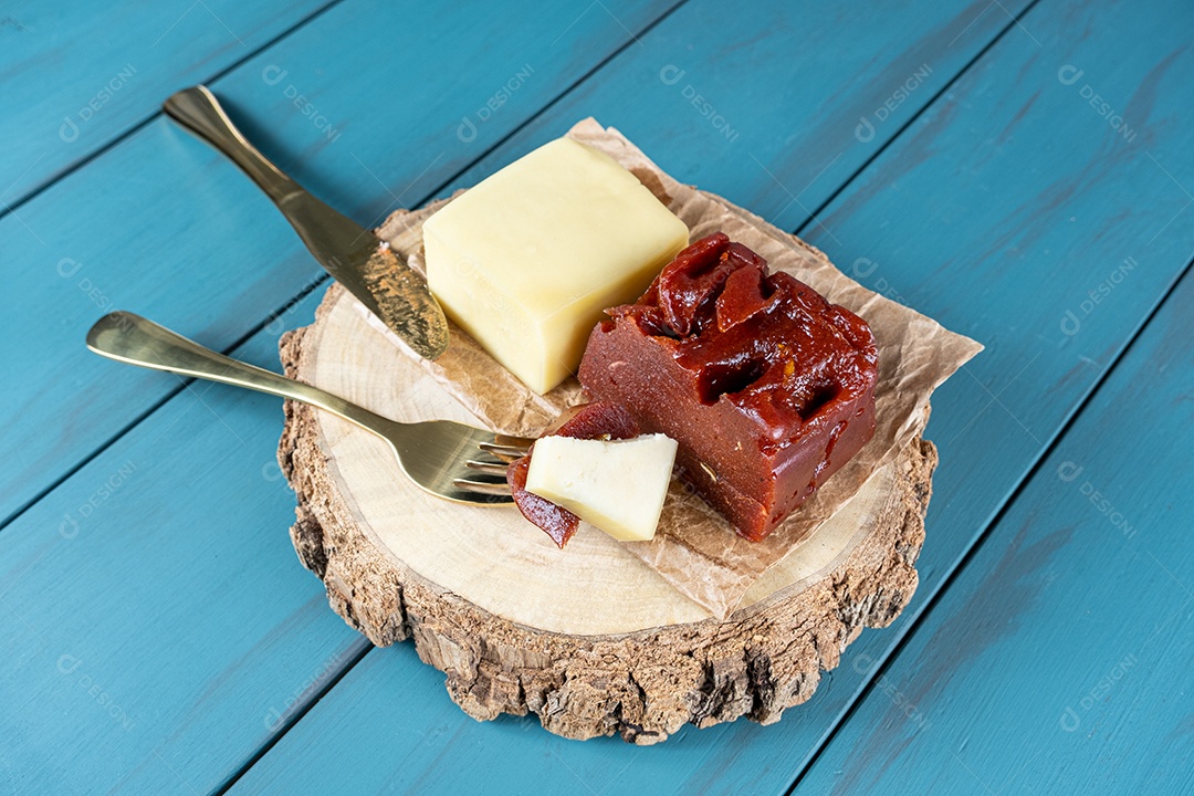 Garfo Dourado com Pedaços de Doce de Goiaba e Queijo