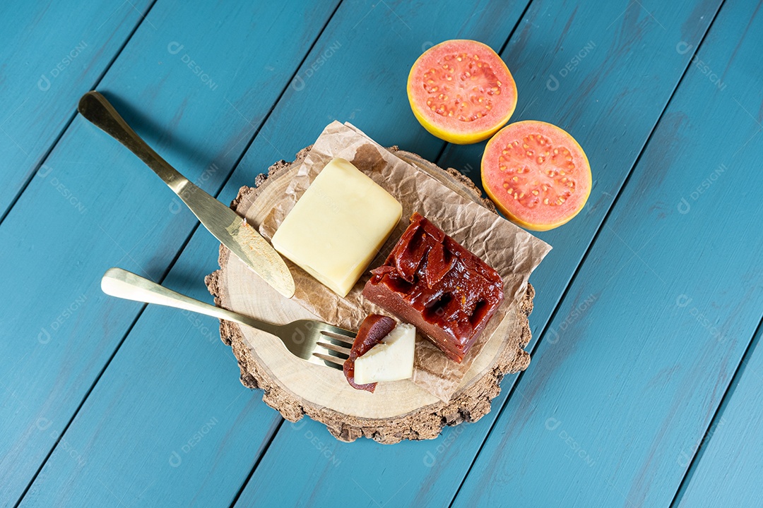 Garfo Dourado com Pedaços de Doce de Goiaba e Queijo