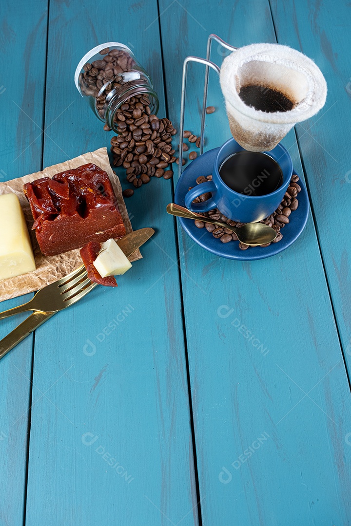 Garfo dourado com pedaços de doce de goiaba com queijo ao lado da faca