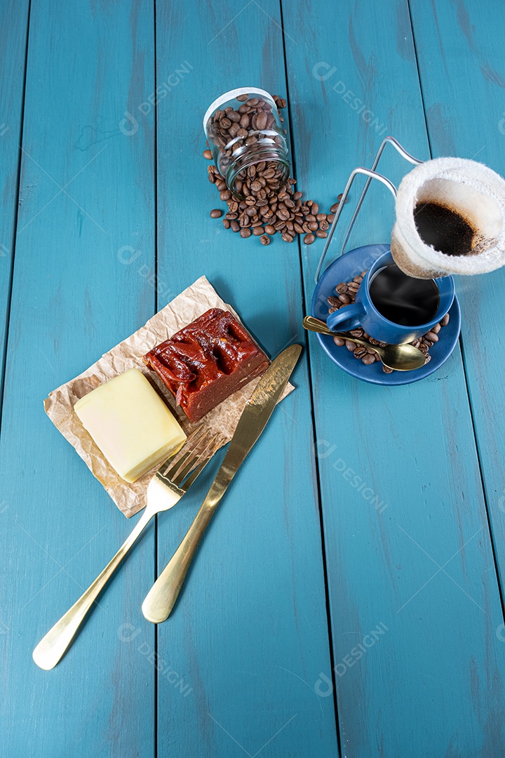 Doce de Goiabada com Queijo Sobre Papel Pardo, Rodeado de Talheres