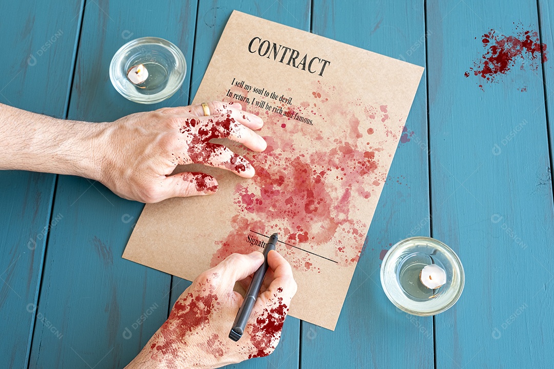 Mãos ensanguentadas com caneta-tinteiro assinando contrato demoníaco