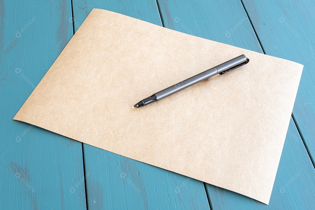 Caneta-tinteiro cinza em um papel pardo vazio.