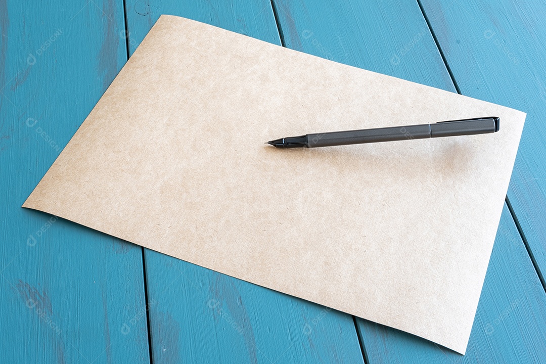 Caneta cinza em um papel pardo vazio.