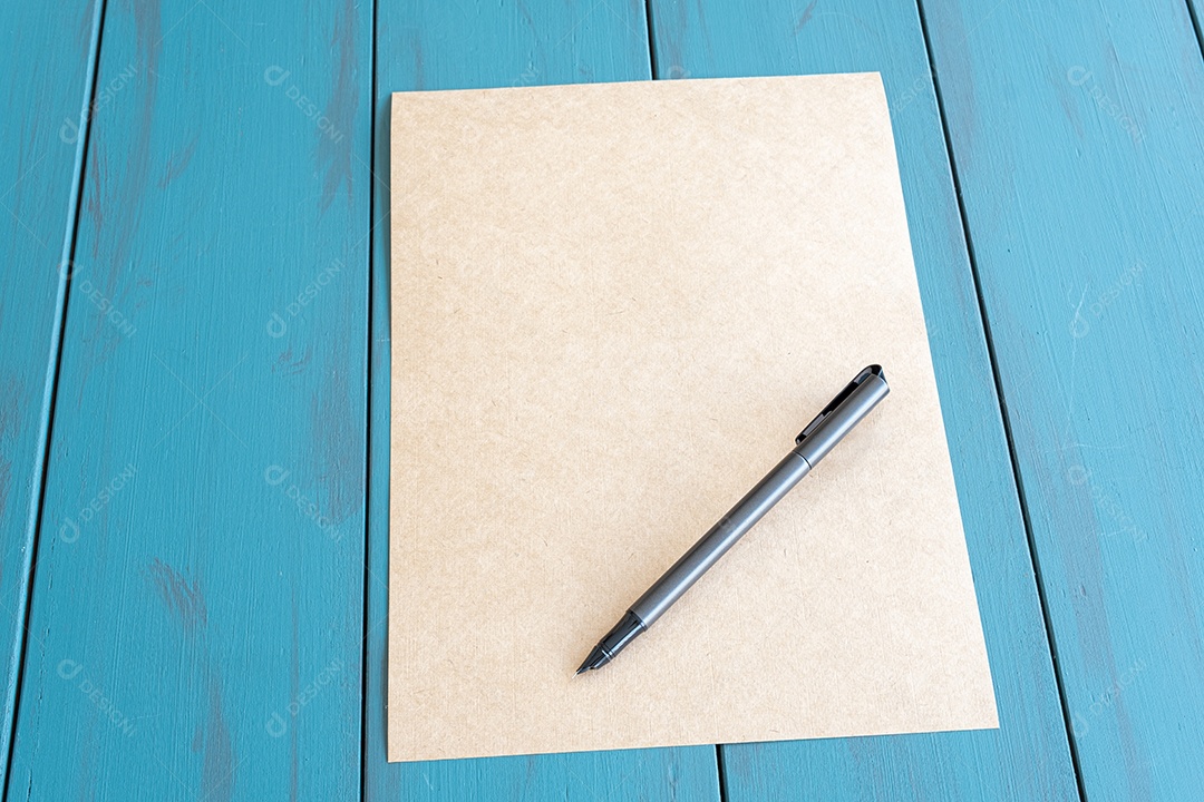 Caneta cinza em um papel pardo vazio.