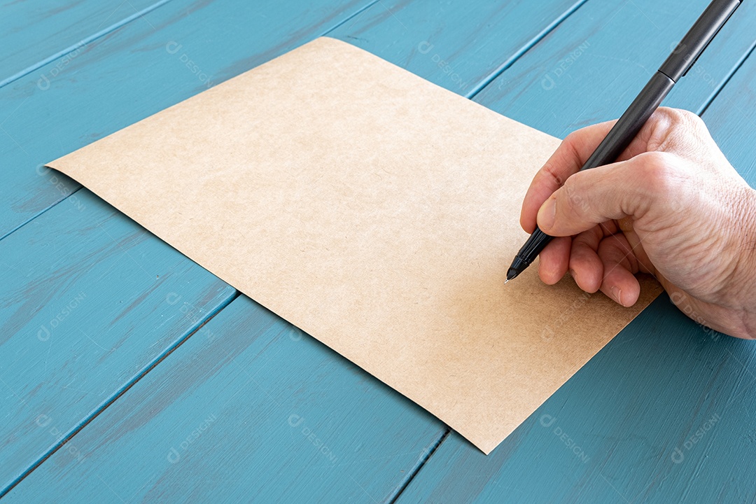 A Mão do Homem com Caneta, em um Papel Pardo, Pronto Para Assinar.