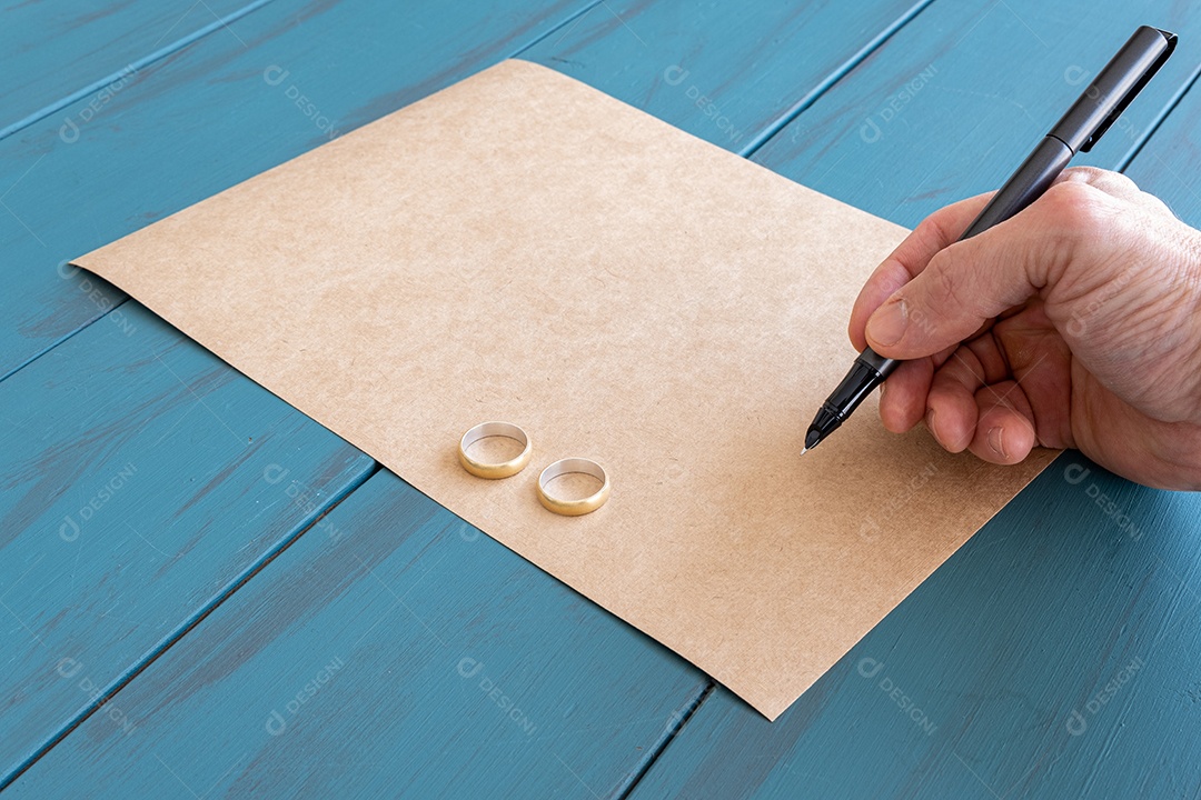 Homem com caneta-tinteiro pronto para assinar em papel pardo